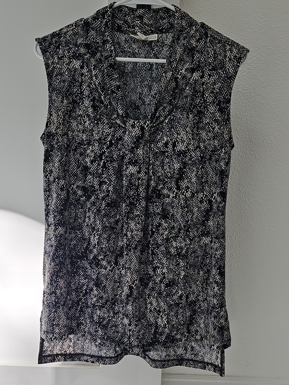 Dana Buchman Black & White Sleeveless V-Neck Blouse